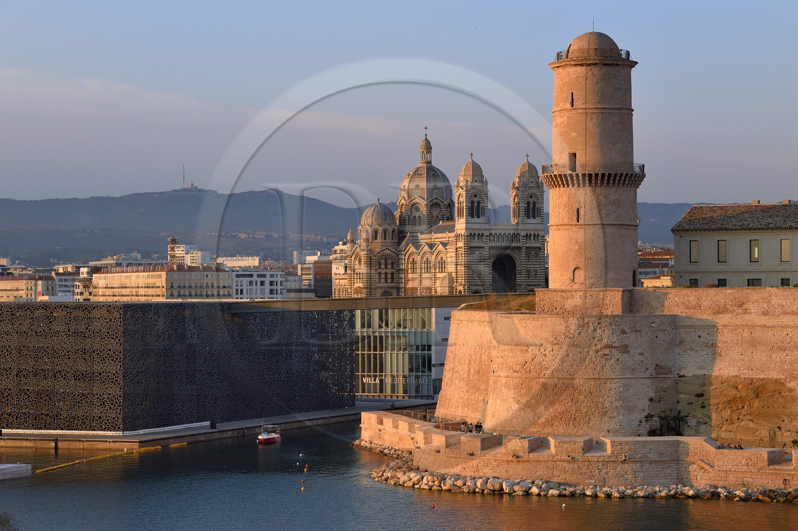 France, Bouches-du-Rhône (13), Marseille, MuCEM (Musée des civilisations de l'Europe et de la Méditerranée) par les architectes Rudy Ricciotti et R. Carta, le Fort Saint Jean et la cathédrale La Major