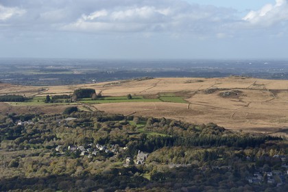 France, Finistère (29), parc naturel régional d'Armorique, Monts d'Arrée, la commune de Botmeur (vue aérienne)