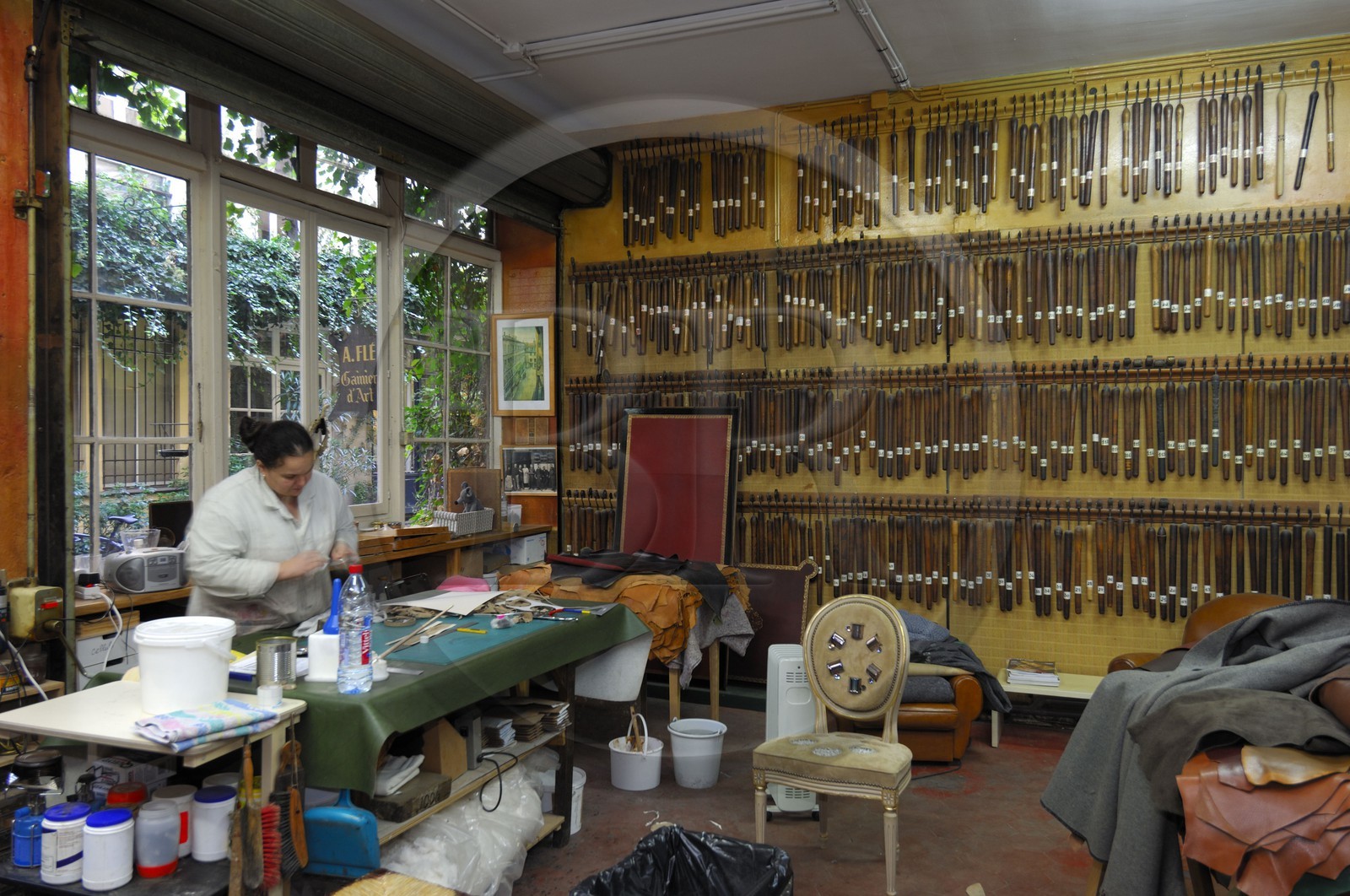 France, Paris (75), passage l'Homme (26 rue de Charonne), atelier de gainier d'art et d'ameublement de Maris-Jeanne Greenaway