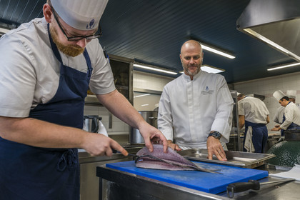 France, Charente-Maritime (17), La Rochelle, le chef étoilé Christopher Coutanceau dans les cuisines de son restaurant gastronomique 2 étoiles Michelin