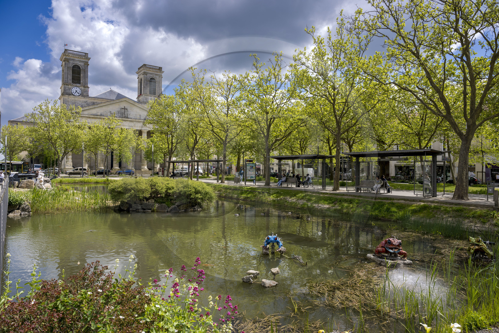 France, Vendée (85), La Roche-sur-Yon, place Napoléon, crapauds mécaniques créations de la compagnie La Machine et l'église Saint-Louis France, Vendée (85), La Roche-sur-Yon, place Napoléon, crapauds mécaniques créations de la compagnie La Machine et l'église Saint-Louis