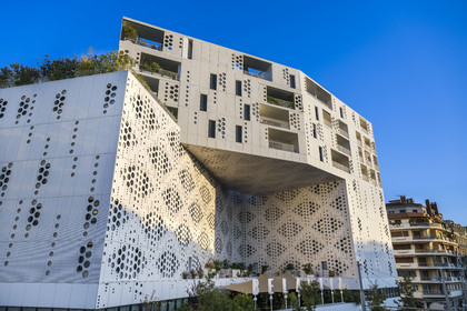 France, Hérault (34), Montpellier, immeuble le Belaroïa regroupant un hotel 4 étoiles le Golden Tulip, un hotel 3 étoiles le Campanile, un restaurant bistronomique Chez Delagare, un bar à cocktail Nectar Cocktail Club, un business center et des appartements privés