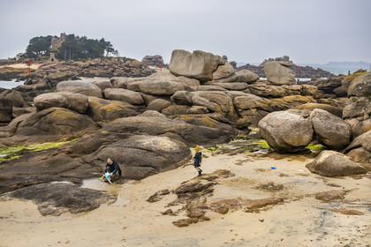 France, Côtes-d'Armor (22), Côte de Granit Rose, Perros-Guirec, rochers de Ploumanac'h et le chateau de Costaérès sur son ile en arrière plan