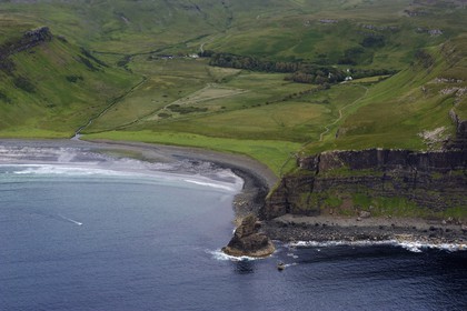 Royaume-Uni, Ecosse, Highland, Hébrides intérieures, Ile de Skye, les falaises abruptes de la côte Ouest de la péninsule de Minginish à Talisker Bay (vue aérienne)