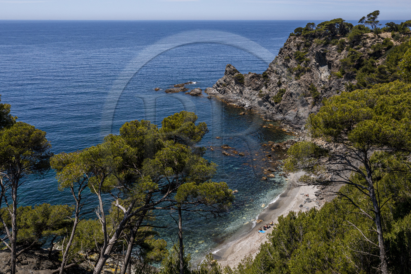 France, Var (83), Six-Fours-les-Plages, randonnée dans le massif du Cap Sicié, plage du Mont Salva vers Le Brusc (vue aérienne)