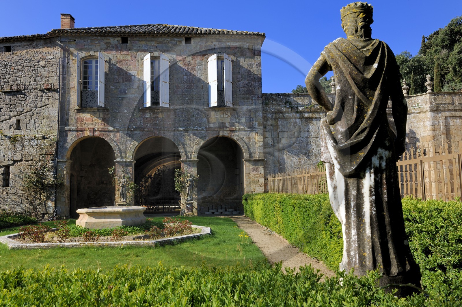 France, Aude (11), abbaye cistercienne de Fontfroide, façade du bâtiment des frères convers
