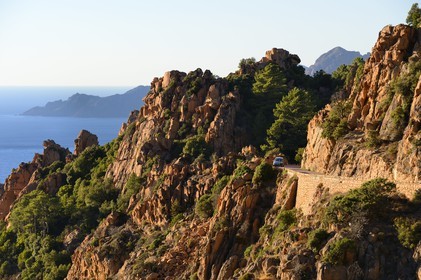 France, Corse-du-Sud (2A), Golfe de Porto, classé Patrimoine Mondial de l'UNESCO, calanches de Piana aux rochers de granit rose et la route D81 entre Porto et Cargèse