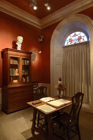 Espagne, Andalousie, Malaga, la maison natale de Picasso, reconstitution d'une pièce du XIXème siècle d'une famille bourgeoise dans la fondation Picasso