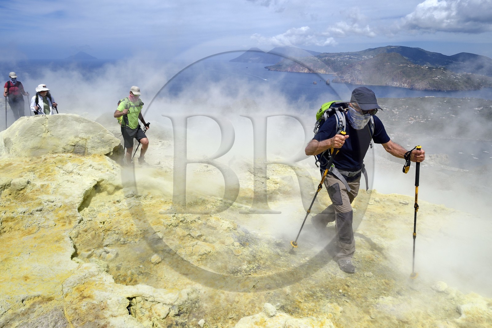 Italie, Sicile, iles Eoliennes, classées Patrimoine Mondial de l'UNESCO, ile de Vulcano, randonneurs dans l'ascension du cratère du volcan della Fossa à travers les fumerolles soufrées, l'Ile de Lipari puis Ile de Salina en arrière plan