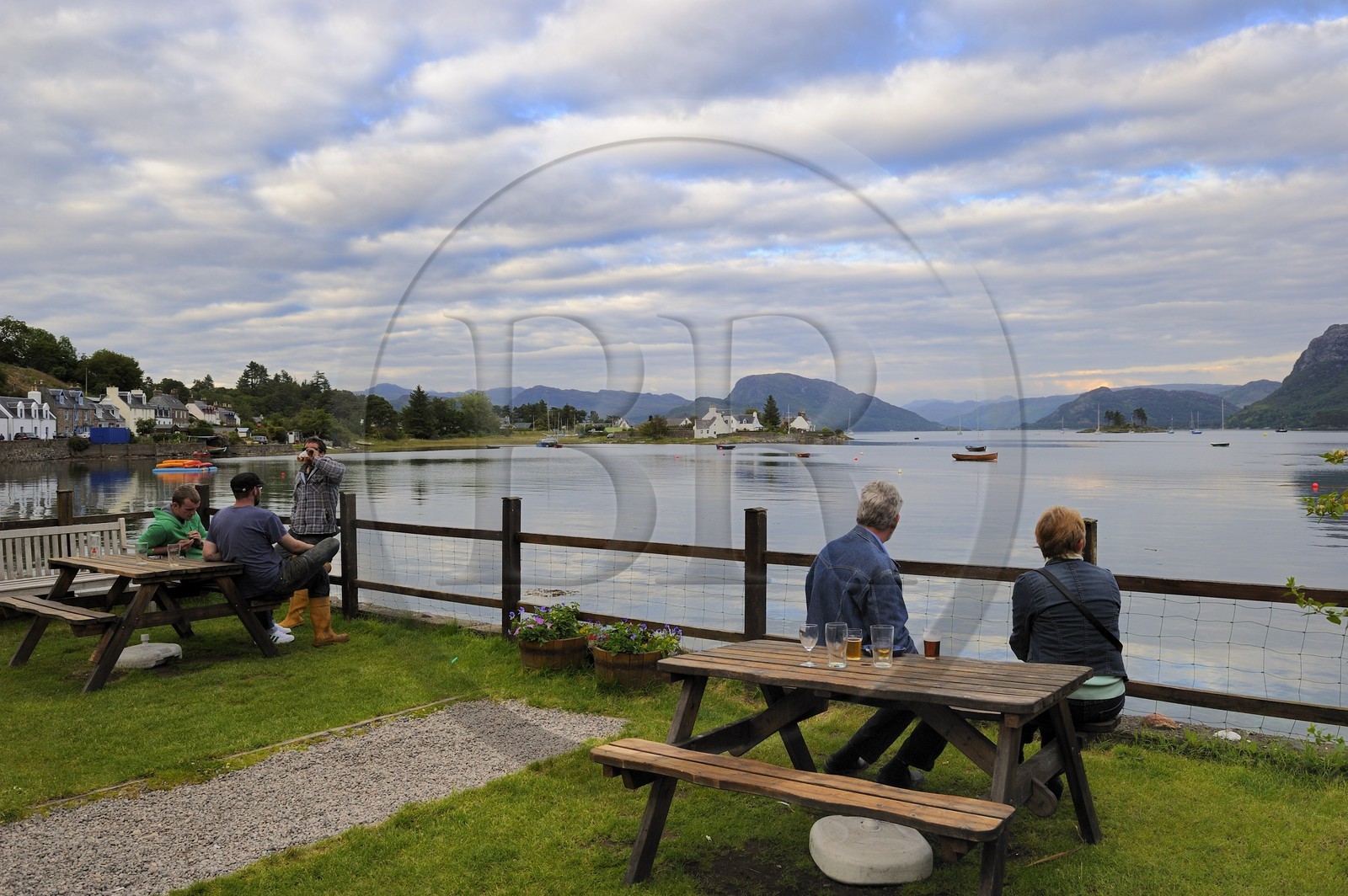 Royaume-Uni, Ecosse, Highland, Plockton, vue sur le Loch Carron depuis la terrasse d'un pub