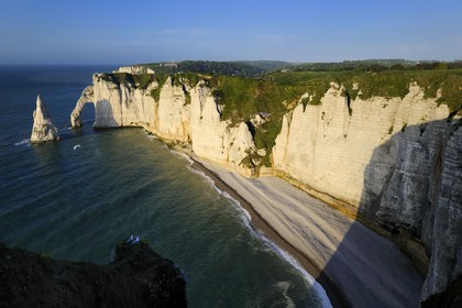 France, Seine-Maritime (76), Pays de Caux, Côte d'Albâtre, Etretat, la falaise d'Aval et l'Aiguille Creuse