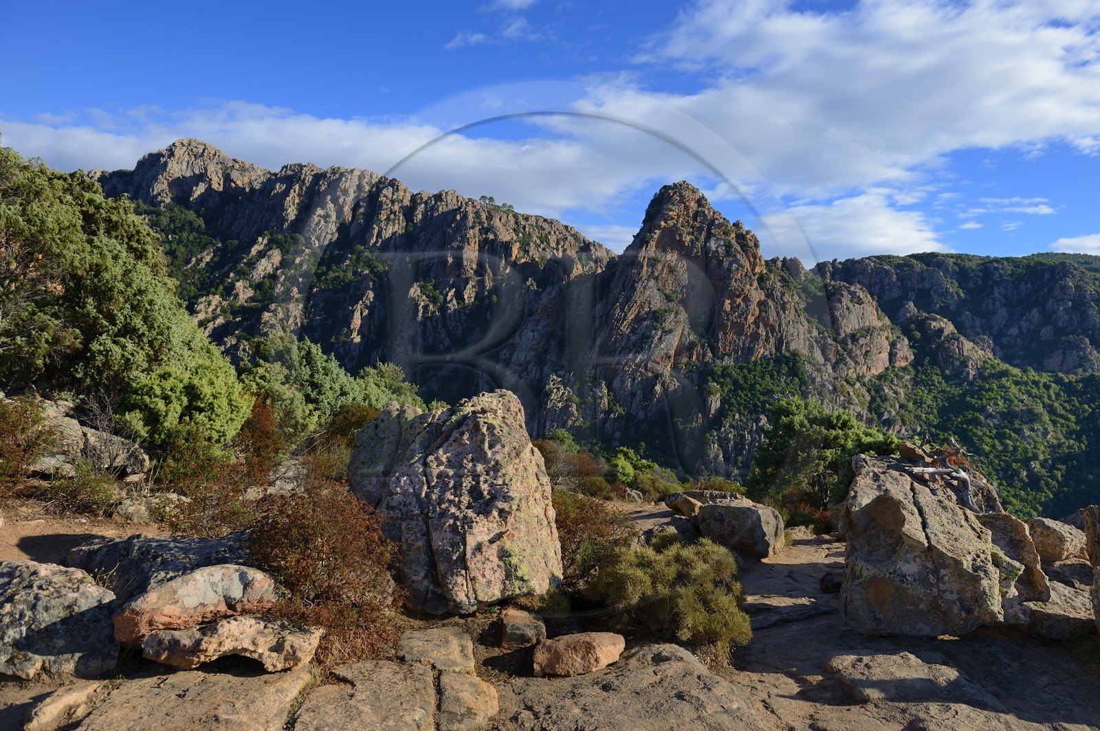 France, Corse-du-Sud (2A), Golfe de Porto, classé Patrimoine Mondial de l'UNESCO, calanches de Piana aux rochers de granit rose depuis le lieu dit du Chateau-Fort