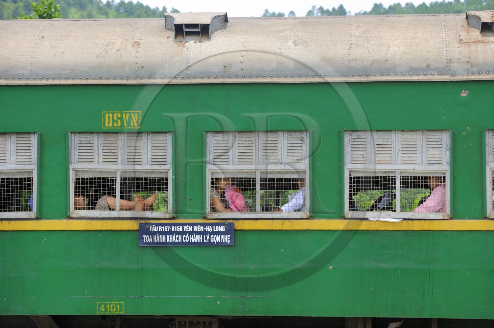 Vietnam, train réservé aux commerçants et leurs marchandises entre Hanoi à Along