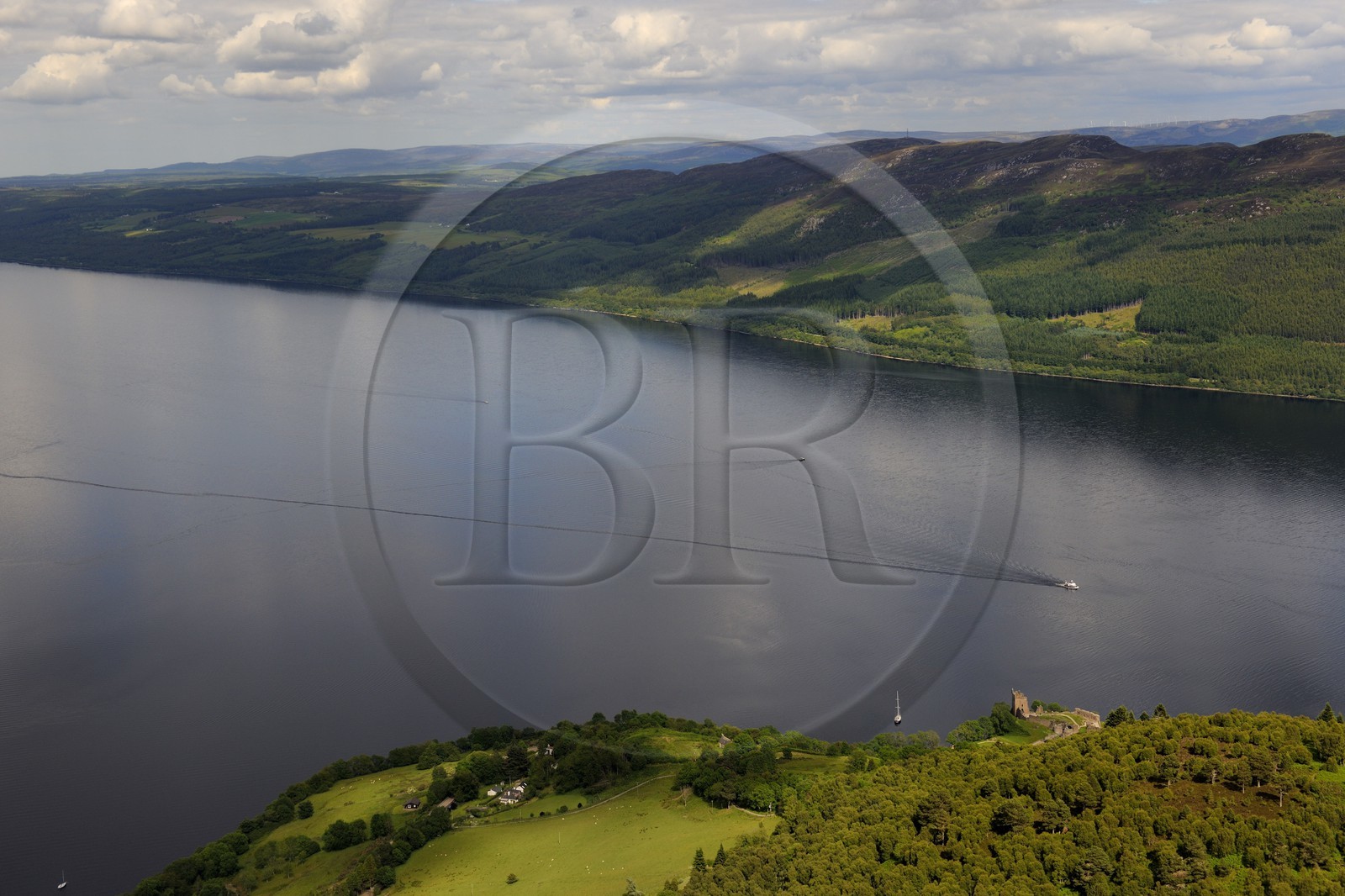 Royaume-Uni, Ecosse, Highland, le Loch Ness et le chateau d' Urquhart (vue aérienne)