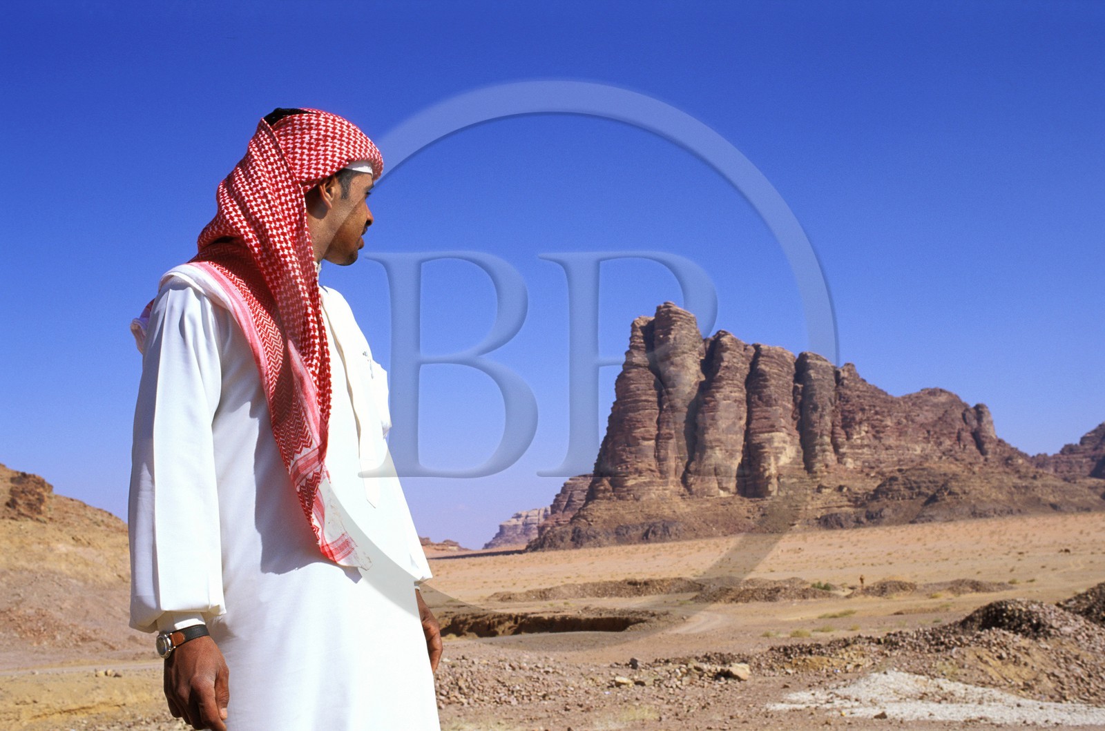 Jordanie, Wadi Rum, un bédouin devant le massif dit des Sept Piliers de la Sagesse Jordanie, Wadi Rum, un bédouin devant le massif dit des Sept Piliers de la Sagesse