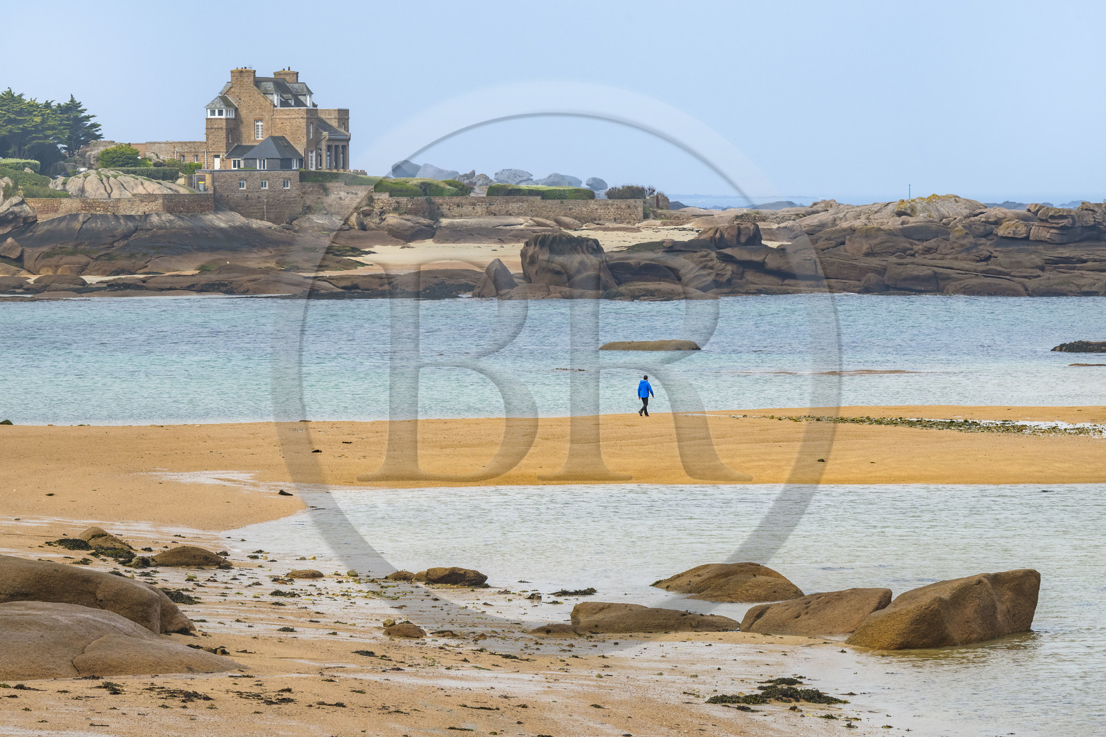 France, Côtes-d'Armor (22), Côte de Granit Rose, Trégastel, Ile Renote, promeneur sur la plage