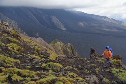 Italie, Sicile, Parc naturel régional de l’Etna, le Mont Etna, classé Patrimoine Mondial de l'UNESCO, randonneurs en bordure de la Valle del Bove qui correspond à un effondrement d’une des parois de l’Etna créant un champ de roches volcaniques de 7 km par 6 km