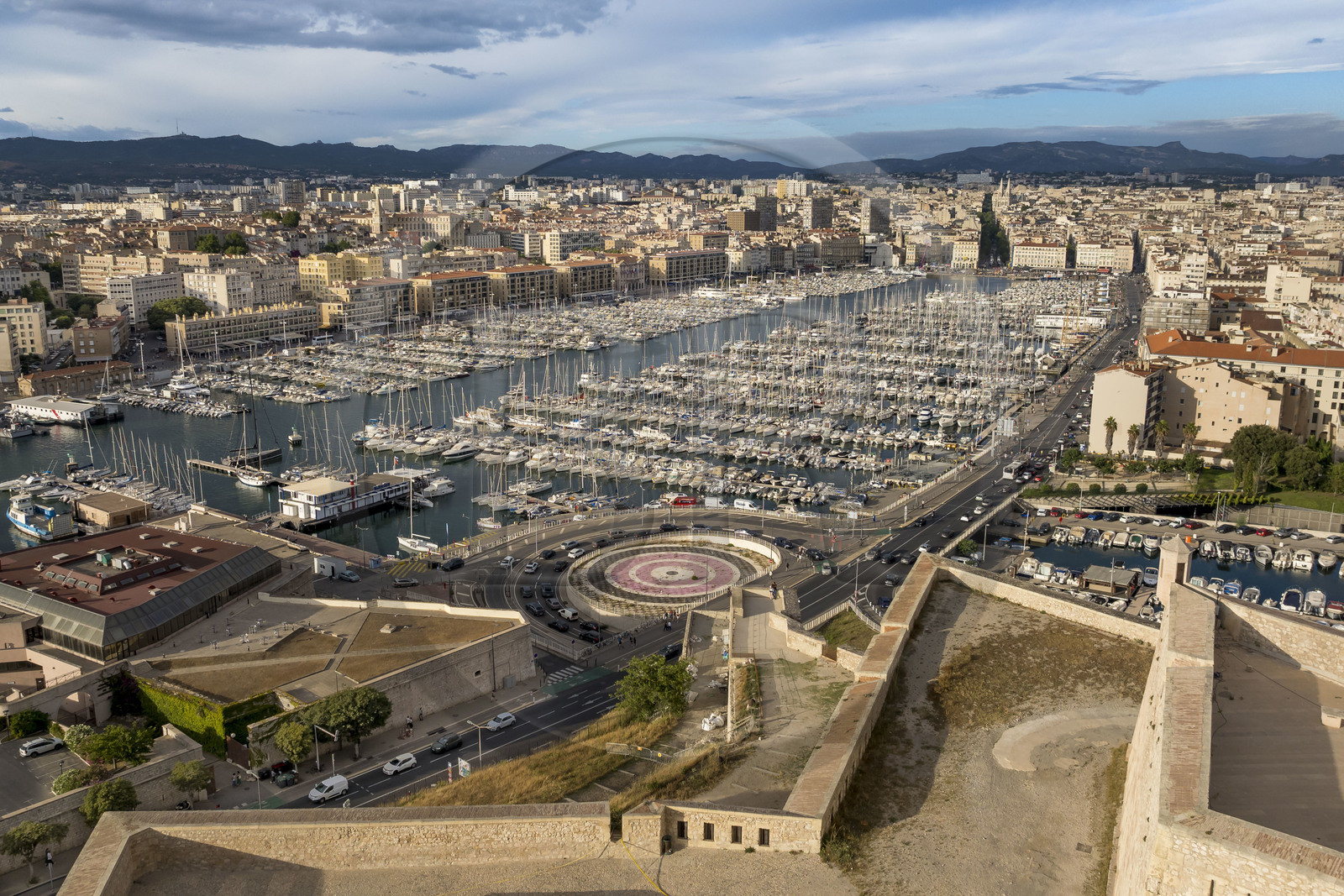 France, Bouches-du-Rhône (13), Marseille, le Vieux Port vu depuis la Citadelle de Marseille (Fort Saint-Nicolas, le haut fort appelé fort d’Entrecasteaux) (vue aérienne)