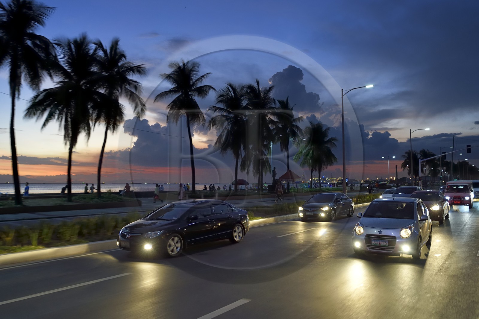 Philippines, Ile de Luzon, Manille, Baywalk au crépuscule, la promenade de bord de mer donnant sur la baie de Manille le long du boulevard Roxas