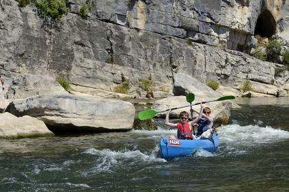 France, Ardèche (07), Ruoms, kayaks descendant la rivière Ardèche dans les défilés de Ruoms à Pradons, passage de rapides vers le cirque de Giens