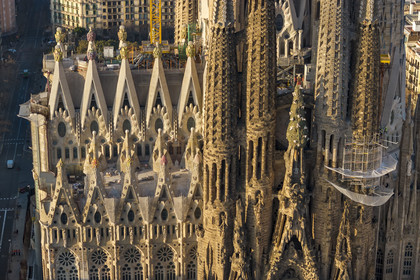 Espagne, Catalogne, Barcelone, quartier de l'Eixample, basilique de la Sagrada Familia de l'architecte du modernisme catalan Antoni Gaudi classée Patrimoine Mondial de l'UNESCO, sommets surmontés de mosaïques en forme de fruits entourant le chantier sur le toit de la nef ici côté facade de la Passion