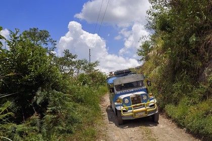 Philippines, province d'Ifugao, région de Banaue, jeepney (jeep allongée pour le transport de passagers) progressant sur une piste de montagne vers Cambulo