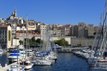 France, Bouches-du-Rhône (13), Marseille, Le Vieux Port, Abbaye Saint Victor et la basilique Notre Dame de La Garde en arrière plan