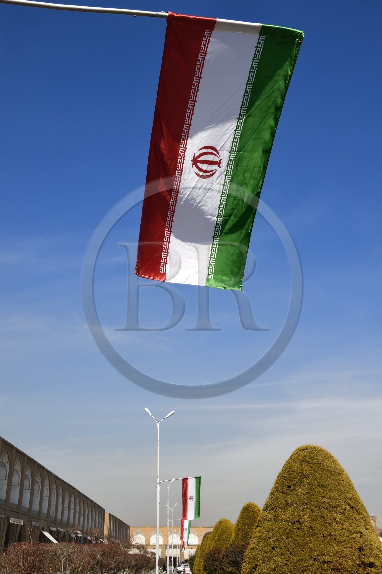 Iran, province d'Ispahan, Ispahan, place naghsh-i jahan aussi connue sous le nom de place Imam Khomeiny, classé Patrimoine Mondial de l'UNESCO, le drapeau iranien