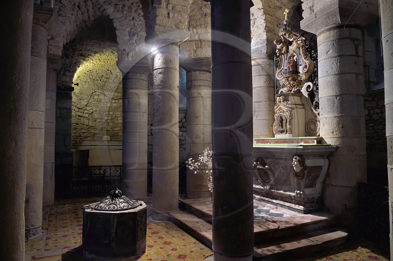 France, Puy-de-Dôme (63), Clermont-Ferrand, basilique Notre-Dame-du-Port de style roman auvergnat, classée Patrimoine Mondial de l'UNESCO au titre des Chemins de Saint-Jacques-de-Compostelle en France, la crypte qui abrite la Vierge Noire sur son autel ainsi qu'un très ancien puit