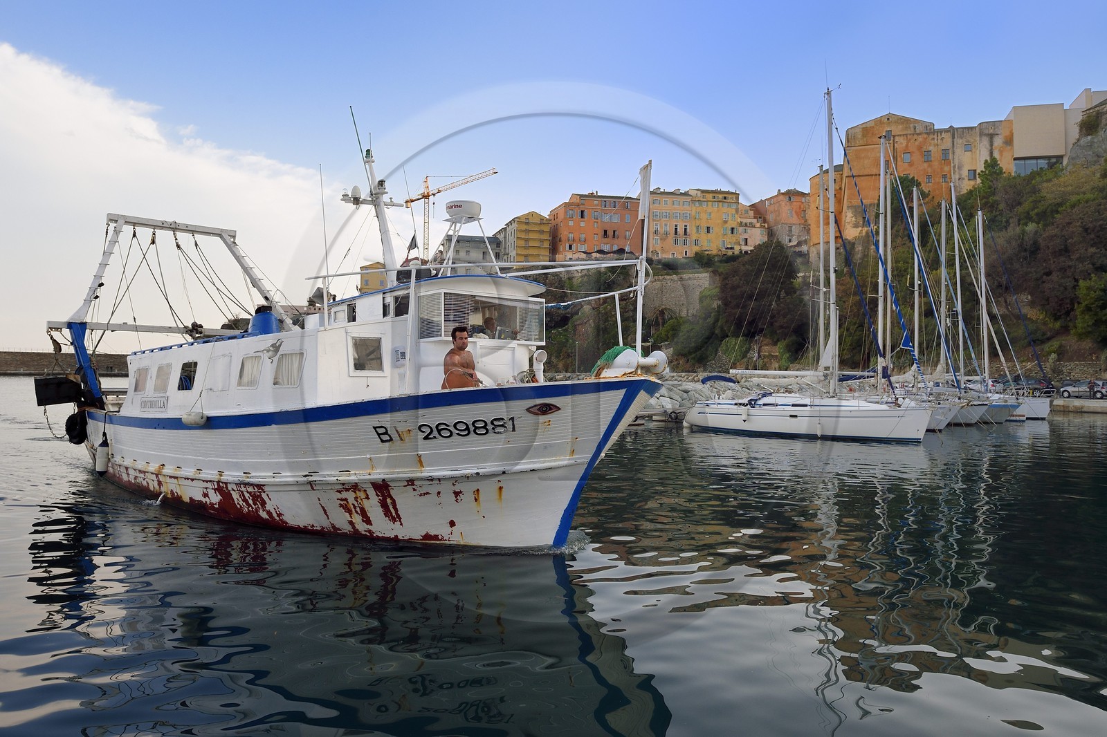 France, Haute-Corse (2B), Bastia, quartier de Terra-Vecchia, le Vieux-Port et la Citadelle quartier de Terra-Nova en arrière plan, retour de pêche
