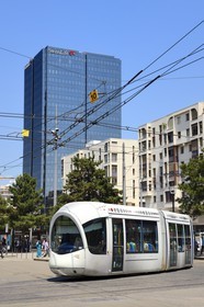 France, Rhône (69), Lyon, tramway devant la Tour Swiss Life