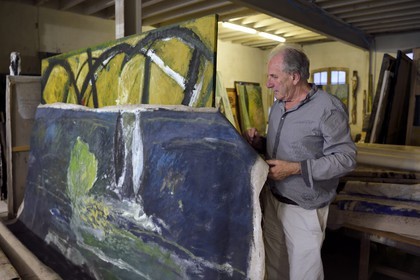 France, Var (83), Toulon, l'artiste peintre Serge Plagnol dans son atelier