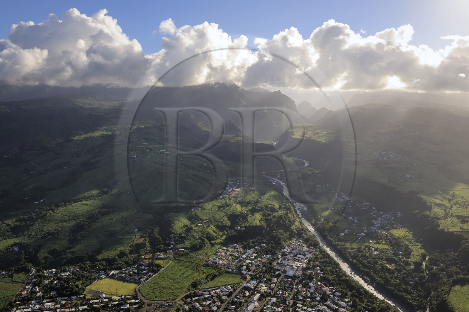 France, île de la Réunion, côte Nord-Est entre Sainte-Suzanne et Saint-André, champs de cannes à sucre et les Gorges de la rivière du Mât qui mènent au Cirque de Salazie, classé Patrimoine Mondial de l'UNESCO (vue aérienne)