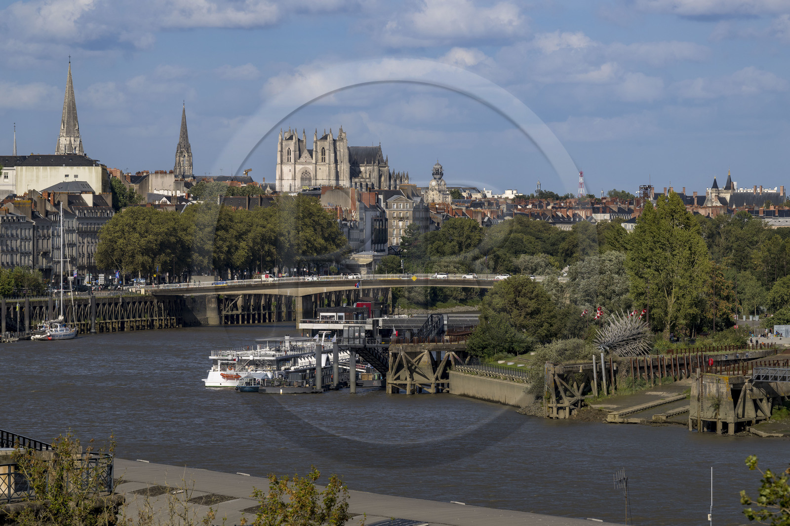 France, Loire-Atlantique (44), Nantes, la Loire, l'Ile de Nantes à droite, le pont Anne de Bretagne et la cathédrale Saint Pierre et Saint Paul en arrière plan depuis les hauteurs de Chantenay