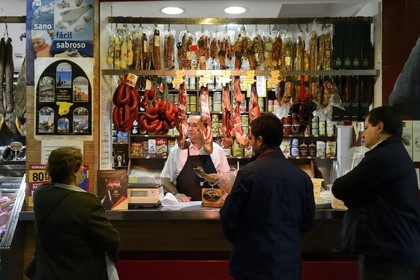 Espagne, Andalousie, Séville, quartier de Triana, le marché couvert de Triana, étal du charcutier