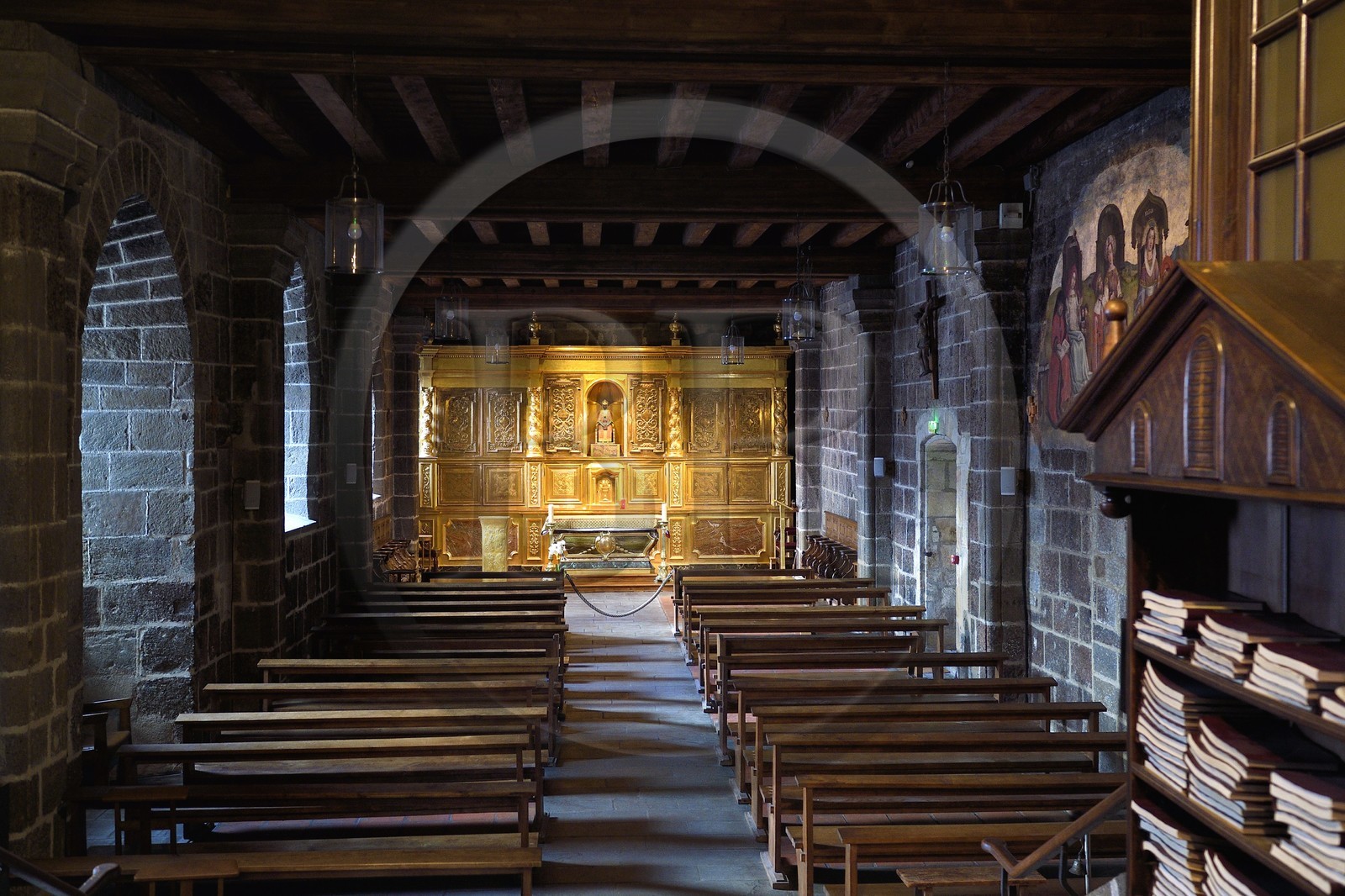 France, Haute-Loire (43), Le Puy-en-Velay, étape des chemins de Compostelle, la cathédrale Notre-Dame-de-l'Annonciation du XIIe siècle classée Patrimoine Mondial de l'UNESCO, chapelle des Reliques ou chapelle du Saint-Sacrement qui présente sur un immense reliquaire du XVIIe siècle la copie contemporaine de la statue de la Vierge noire à l'Enfant