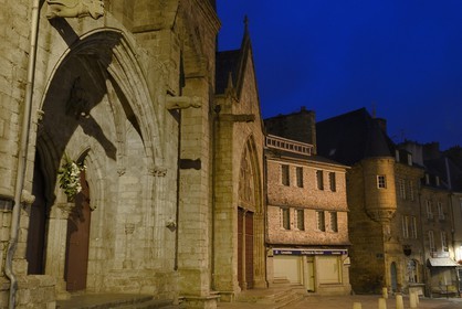 France, Côtes-d'Armor (22), Guingamp, rue Notre-dame, la basilique Notre-Dame de Bon-secours et maison à tourelle