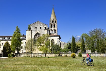 France, Charente (16), Bassac, l'abbaye Saint-Étienne de Bassac est une ancienne abbatiale du diocèse de Saintes, cyclistes sur la véloroute La Flow Vélo