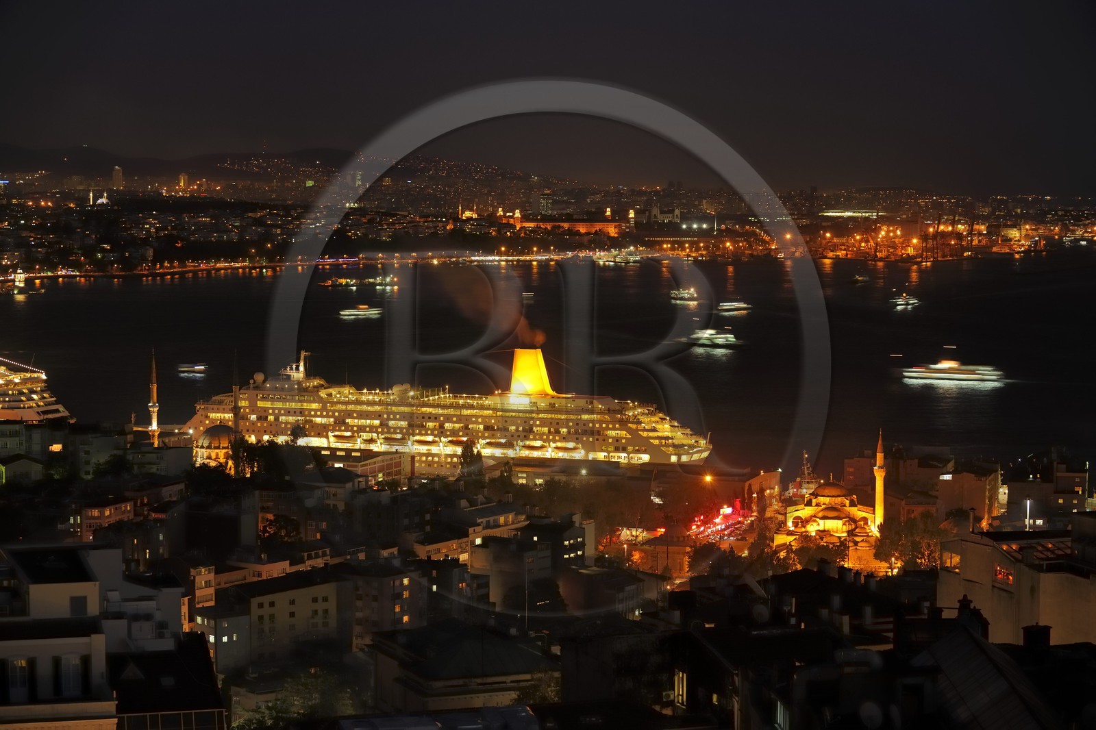 Turquie, Istanbul, bateau de croisière à coté de la mosquée Nusretiye et rive asiatique derrière le Bosphore