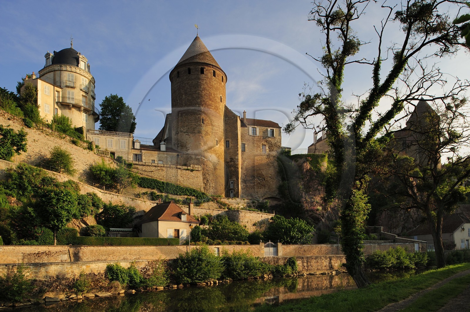 France, Côte d'Or (21), Semur-en-Auxois, la Tour Margot dominant les bords de la rivière l'Armançon
