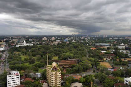 Sri Lanka, province de l'ouest, district de Colombo, Colombo, le parc Viharamahadevi et l'ancien hotel de ville La Maison Blanche en arrière plan
