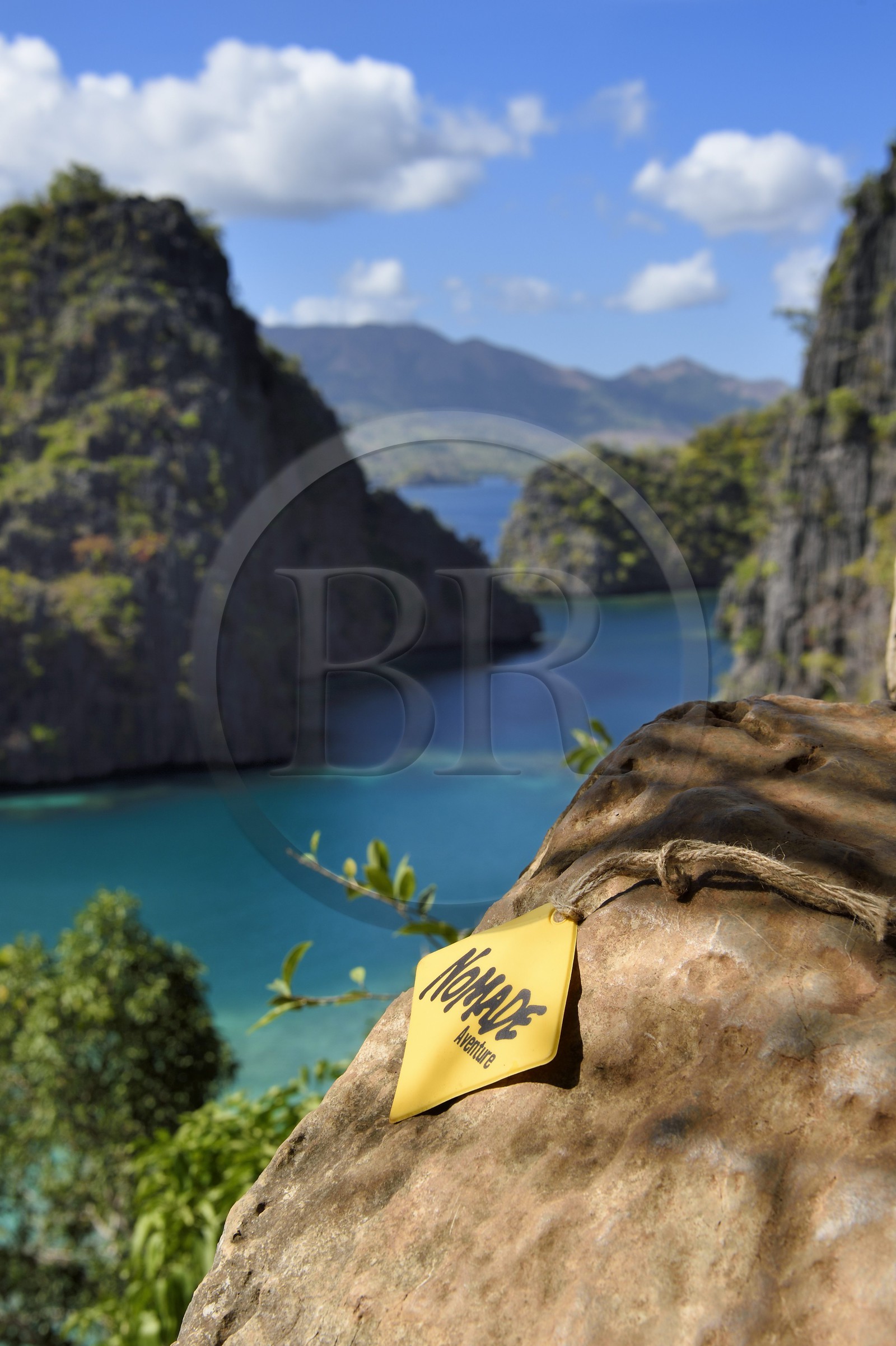 Philippines, Calamian Islands dans le nord de Palawan, Coron Island Natural Biotic Area, lagon sur le chemin du lac Kayangan, falaises abruptes et formations rocheuses karstique en calcaire du Permien