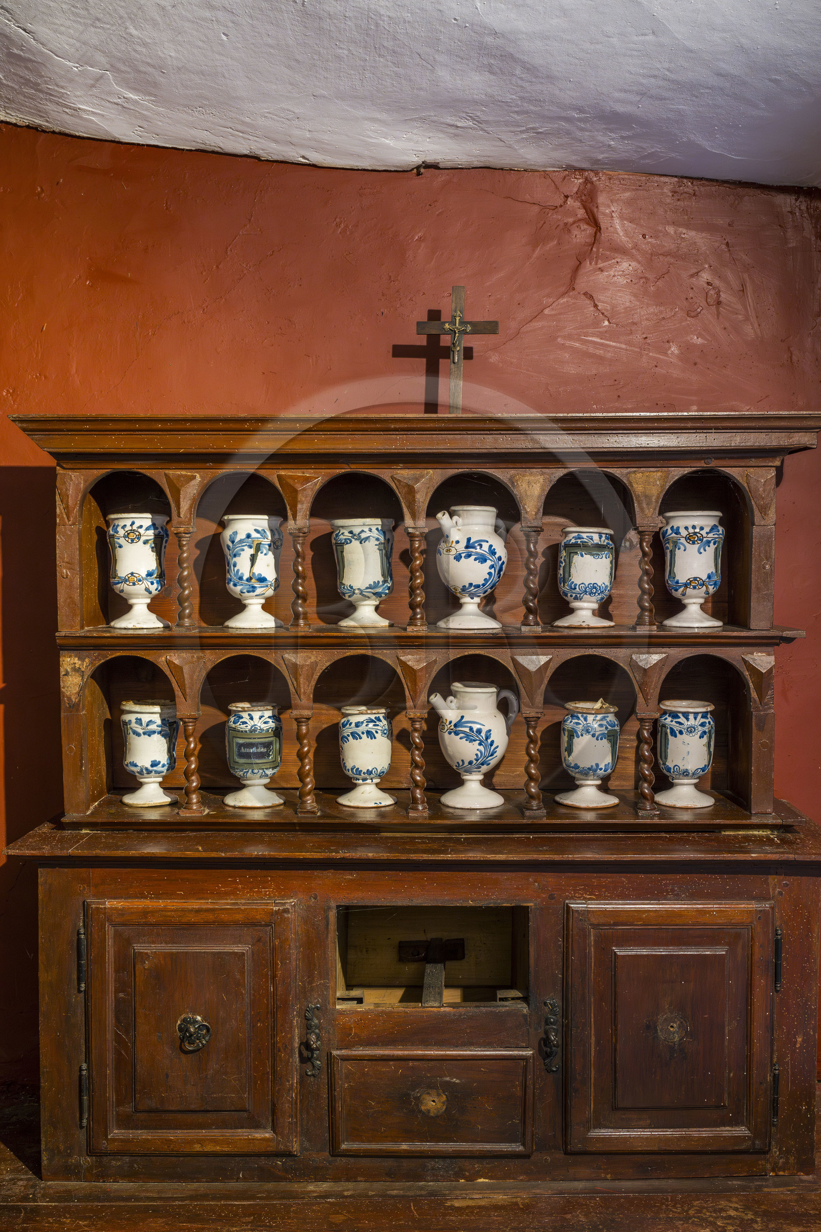 France, Côte-d'Or (21), Moutiers-Saint-Jean, Hôpital Saint-Sauveur, hospice de charité fondé à la fin du XVIIe siècle,  une collection de plus de 200 pots de faïence, chevrettes, bouteilles et piluliers subsiste sur les étagères de l’apothicairerie