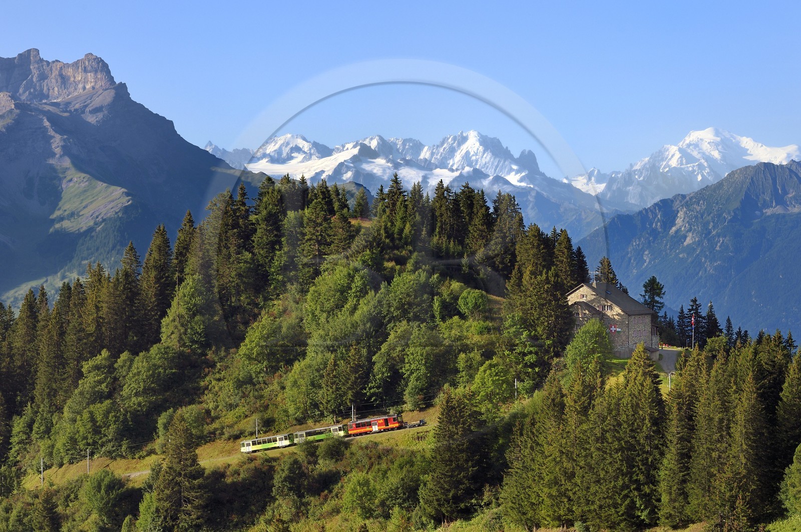 Suisse, canton de Vaud, Villars-sur-Ollon, train qui rejoint la gare du col de Bretaye à la station Bouquetins et le Mont-Blanc en arrière plan