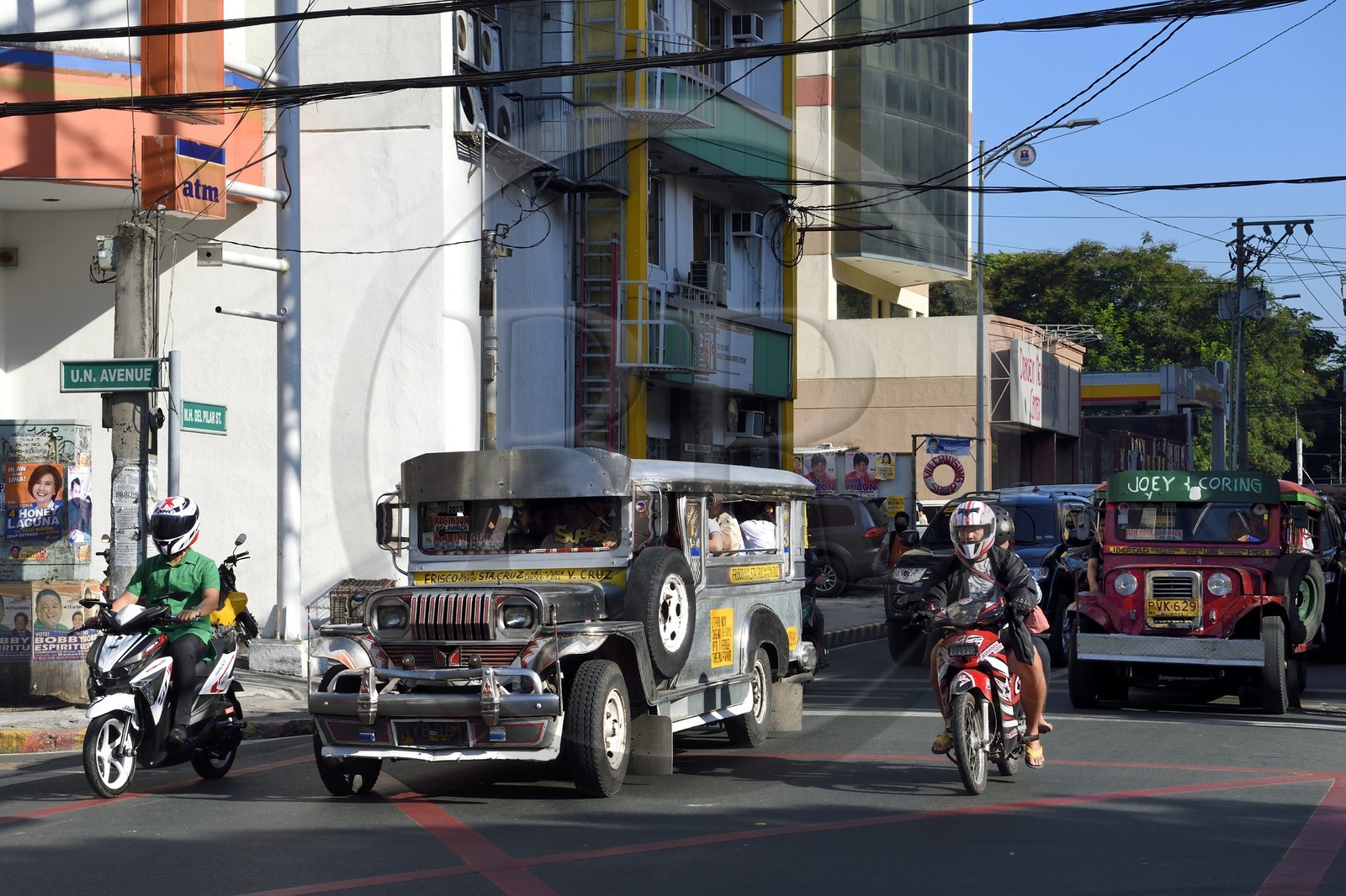 Philippines, Ile de Luzon, Manille, quartier Ermita,  jeepney (jeep allongée pour le transport de passagers)