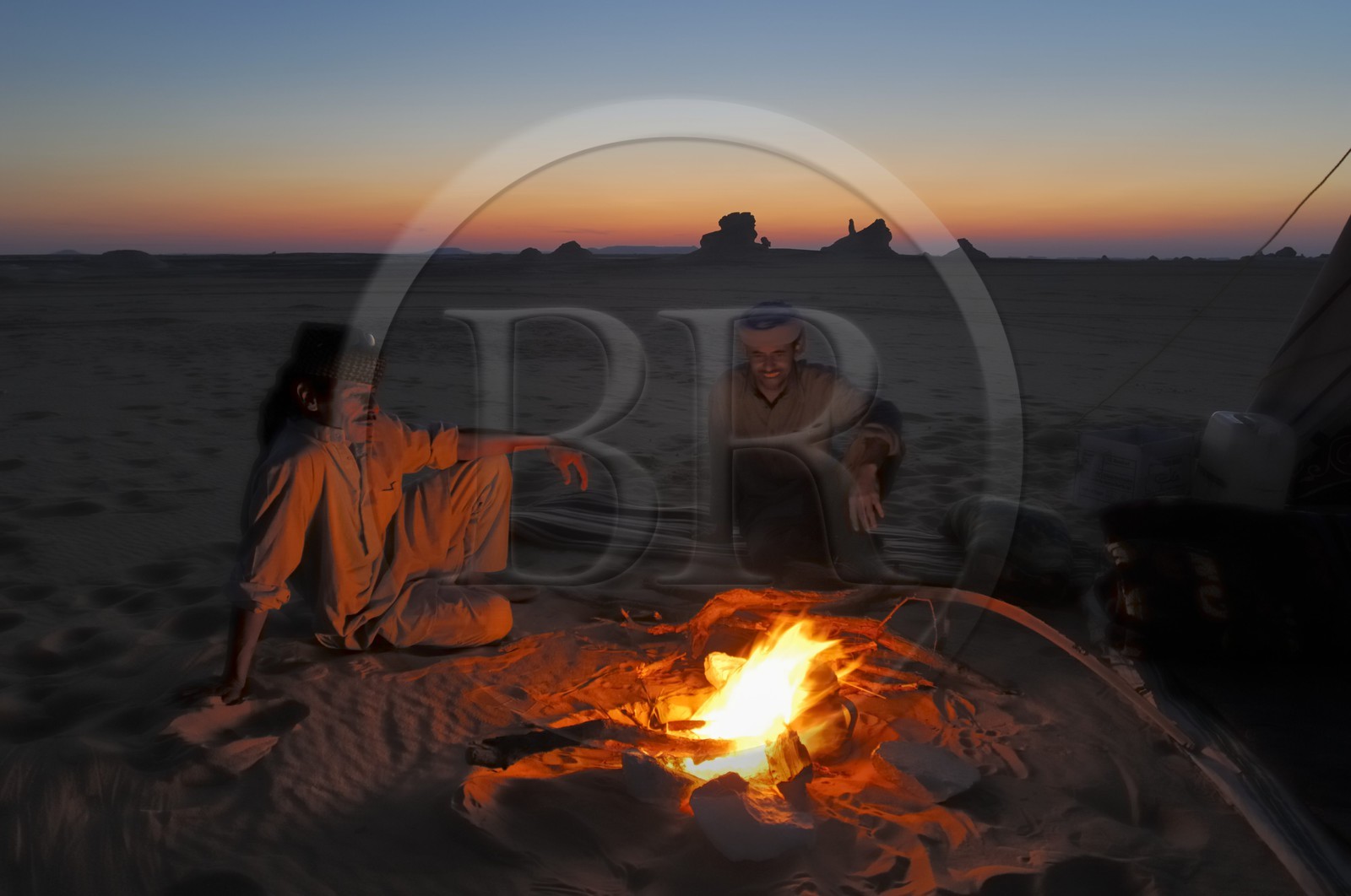 Egypte, désert libyque, bivouac dans le Désert Blanc au nord de Farafra, feu de camp au crépuscule
