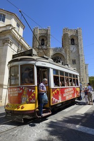 Portugal, Lisbonne, quartier de l'Alfama, tramway le long du Largo da Sé et la cathédrale Se Patriarcal en arrière-plan