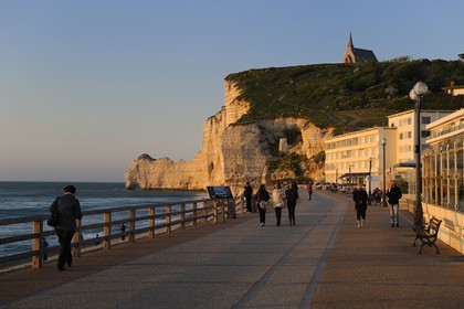 France, Seine-Maritime (76), Pays de Caux, Côte d'Albâtre, Etretat, la falaise d'Aval et l'église Notre-Dame-de-la-Garde