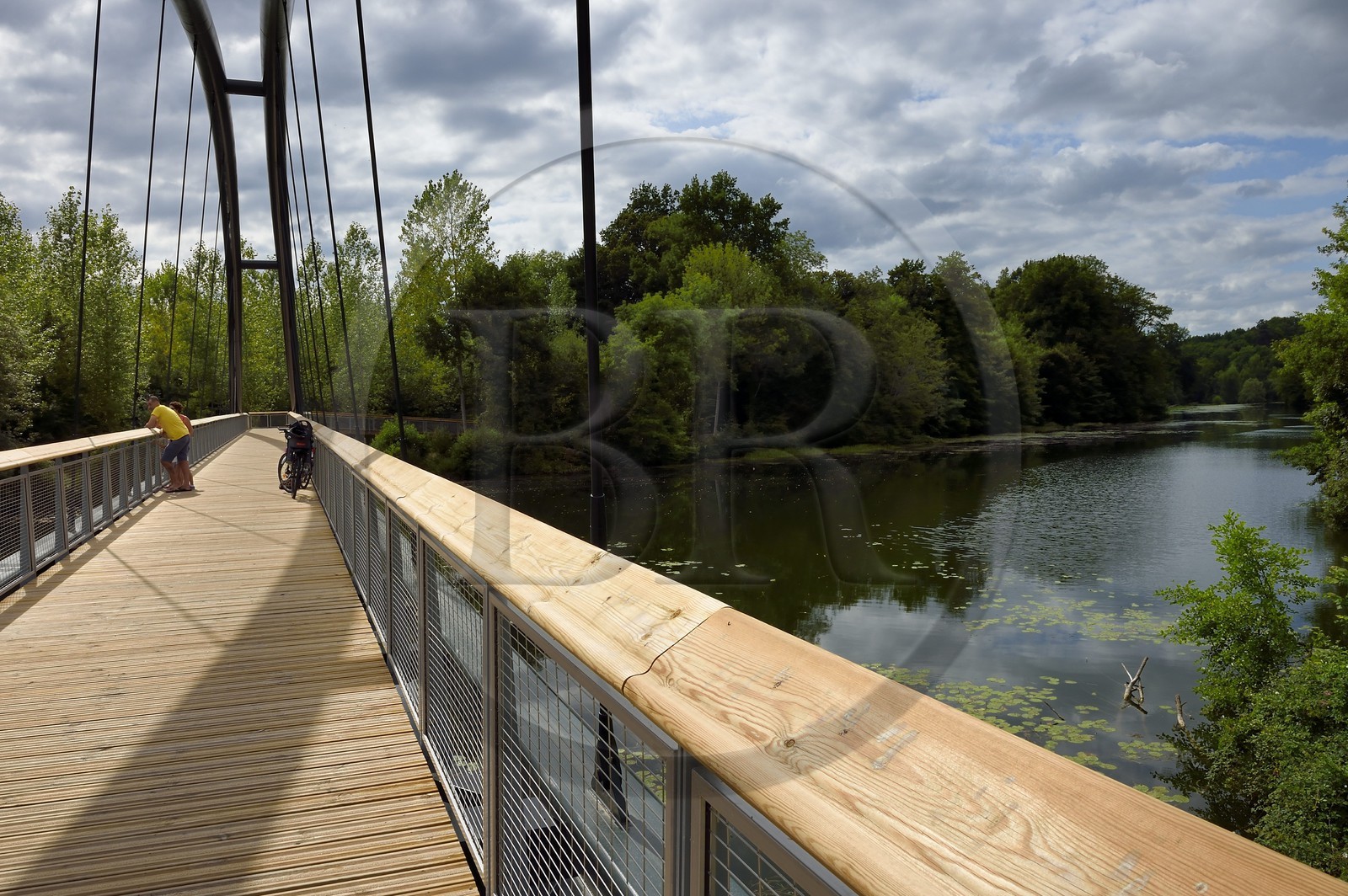France, Dordogne (24), Périgord Blanc, Annesse-et-Beaulieu, la nouvelle passerelle sur la Véloroute Voie verte qui longe la rivière L'Isle