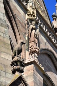 France, Bas-Rhin (67), Strasbourg, vieille ville classée au Patrimoine Mondial de l'UNESCO, la cathédrale Notre-Dame, facade sud, chien (un braque) et statue de saint Arbogaste, l'un des patrons de l'Alsace